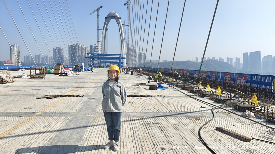 工程健康安全中心 韋麗瓊：韋麗瓊投身于興聯(lián)路大橋梁健康監(jiān)測(cè)項(xiàng)目的攻堅(jiān)一線，用專業(yè)與堅(jiān)守為長(zhǎng)沙市的交通動(dòng)脈保駕護(hù)航。.jpg