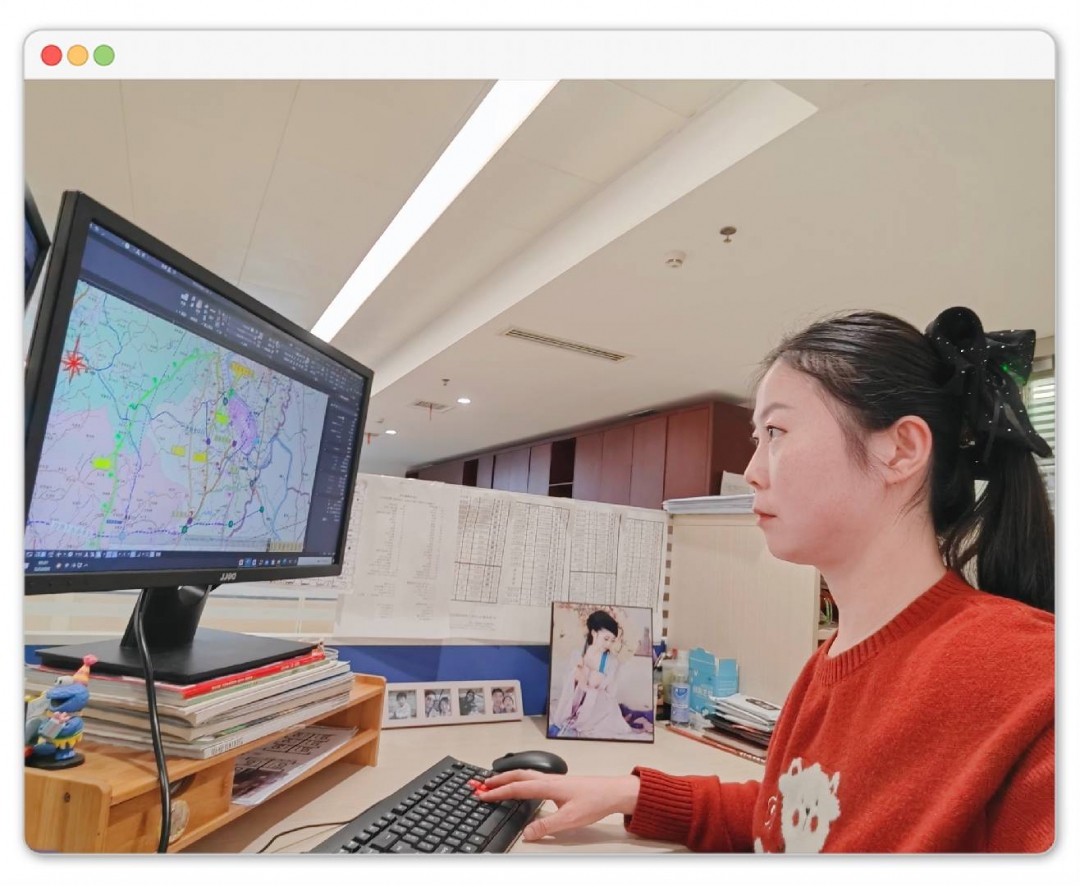 公路事業(yè)部 吳鈺洋：她以工位為“戰(zhàn)場(chǎng)”，以鼠標(biāo)鍵盤為“工具”，用女性特有的細(xì)致與嚴(yán)謹(jǐn)，在方寸屏幕間繪制公路交通的宏偉藍(lán)圖。這抹溫暖的“中國(guó)紅”，不僅是新春的喜慶，更是她扎根崗位、建功立業(yè)的赤誠(chéng)之心，生動(dòng)詮釋了新時(shí)代女職工在平凡崗位上創(chuàng)造不平凡業(yè)績(jī)的巾幗風(fēng)采。.jpg